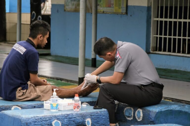 Basmi Scabies ! Kalapas Karawang Bagikan Sabun Antiseptic Dan Salep Khusus Scabies. !