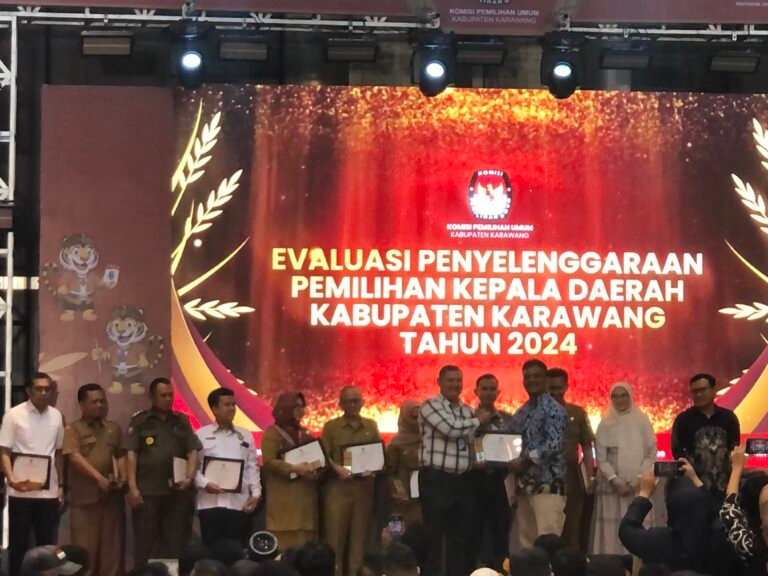 Komisi Pemilihan Umum (KPU) Kabupaten Karawang menggelar rapat evaluasi badan adhoc