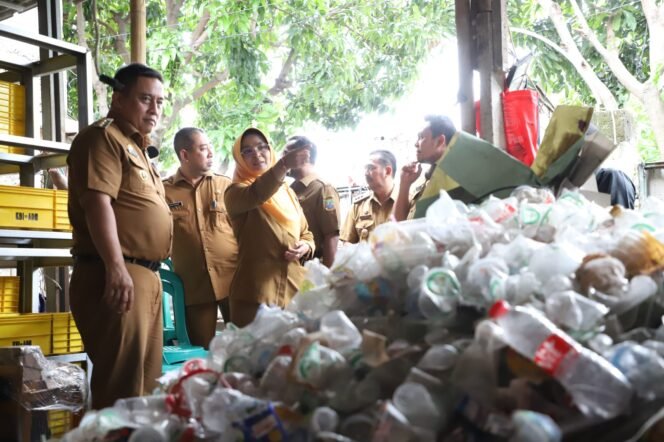 
 Pj Bupati Bekasi Dorong Bank Sampah MasDul di Telaga Murni Menjadi Pilot Project