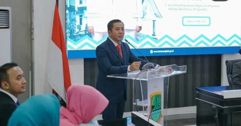 Pemkab Karawang Serahkan Beasiswa, Jaminan Ketenagakerjaan, dan Perpustakaan Digital untuk Enam Desa