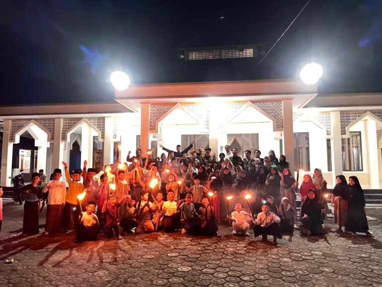 Kebersamaan Mahasiswa dan Warga Warnai Malam Tahun Baru Islam di Mekarbuana