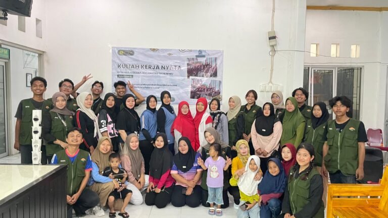 Mahasiswa KKN Unsika Edukasi Stunting dan Kenalkan Hidroponik Vertikal di Mekarbuana