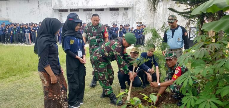 Dalam Rangka MPLS, Babinsa Koramil 0513/Jalancagak Lakukan Penanaman Pohon Bersama Siswa Baru