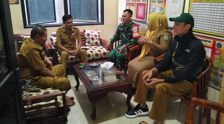 Jalin Sinergitas TNI Dengan Pemerintahan, Babinsa Koramil 0502/Pagaden Gelar Komsos