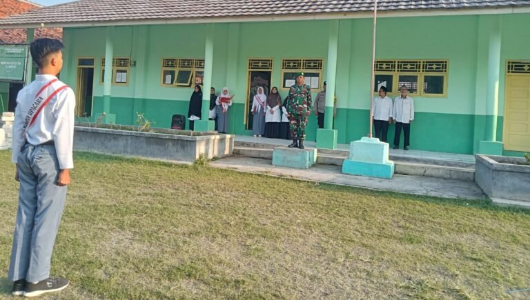 Bentuk Kepedulian Terhadap Pendidikan, Babinsa Koramil 0506/Ciasem Pimpin Upacara Bendera