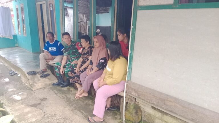 Bahas Kebersihan Lingkungan di Desa Cikawung, Babinsa Koramil 0505/Tanjungsiang Gelar Komsos