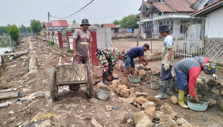 Sinergitas TNI dengan Rakyat, Babinsa Koramil 0509/Pamanukan Bangun Tanggul Penahan Rob di Desa Anggasari