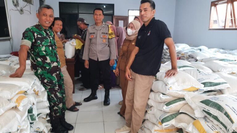 Babinsa Kelurahan Sukamelang, Dampingi Penyaluran Bantuan Pangan untuk 1.317 KPM