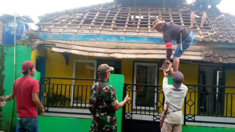 Bentuk nyata Kemanunggalan TNI Bersama Rakyat, Babinsa Koramil 0513/Jalancagak Lakukan Karya Bhakti Pembongkaran Musholla di Desa Kumpay