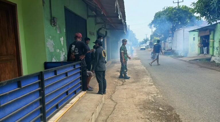 Cegeh Penyebaran DBD, Babinsa AD Desa Kalijati Timur, Dampingi Fogging Bersama UPTD PKM Kalijati