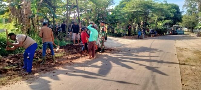 
					Bentuk Sinergitas TNI dan Rakyat, Babinsa Koramil 0502/Pagaden Gotong Royong Bangun Saluran Air