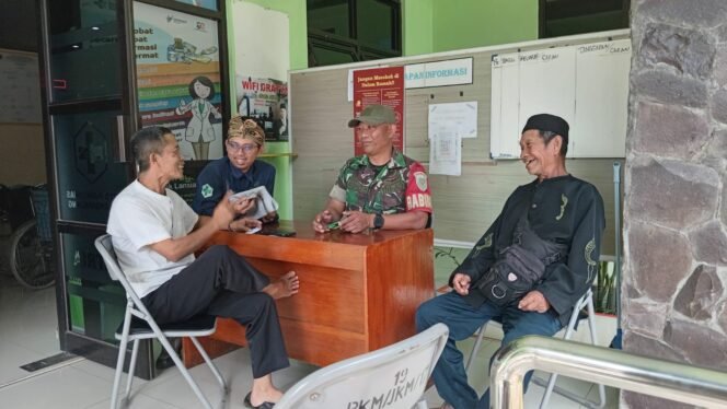 
					Tingkatkan Sinergitas dengan Tenaga Kesehatan, Babinsa AD Desa Ponggang Gelar Komsos di Posyandu