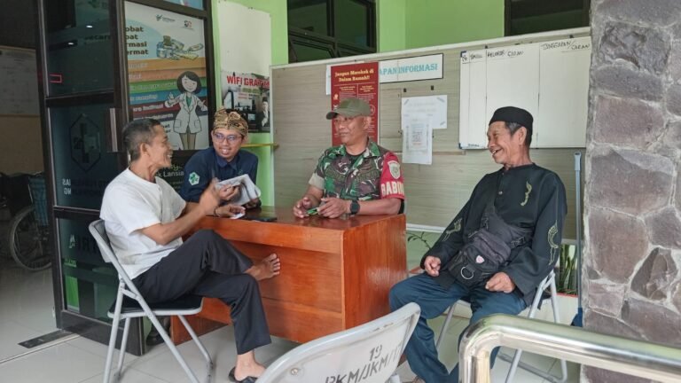 Tingkatkan Sinergitas dengan Tenaga Kesehatan, Babinsa AD Desa Ponggang Gelar Komsos di Posyandu