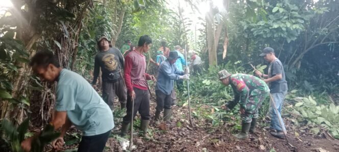 
					Sinergitas TNI dengan Rakyat, Babinsa AD Desa Gardusayang Gelar Karya Bhakti Buka Akses Menuju TPU