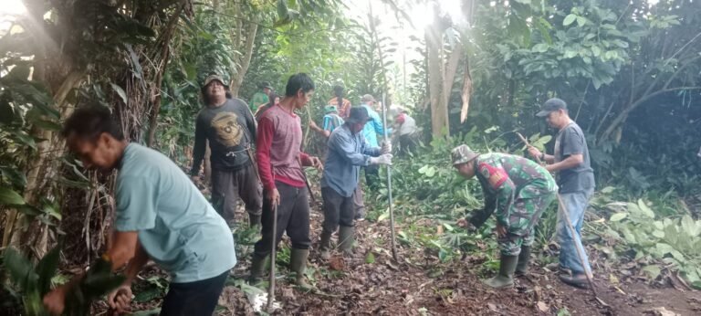 Sinergitas TNI dengan Rakyat, Babinsa AD Desa Gardusayang Gelar Karya Bhakti Buka Akses Menuju TPU