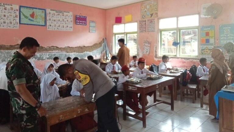 Pembukaan Dapur Baru Program Makan Bergizi di Kecamatan Cikaum, Babinsa AD Tanjungsari Timur Lakukan Monitoring