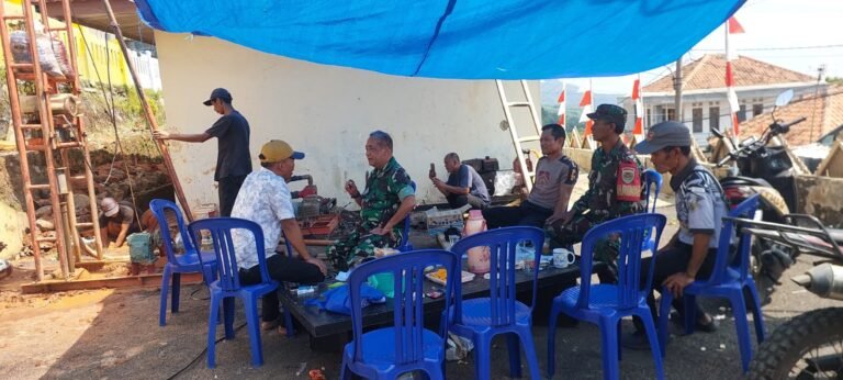 Sinergitas TNI dengan Masyarakat, Babinsa Koramil 0512/Cijambe Lakukan Pemantauan Pembuatan Sumur Bor di Desa Cirangkong dan Cikadu