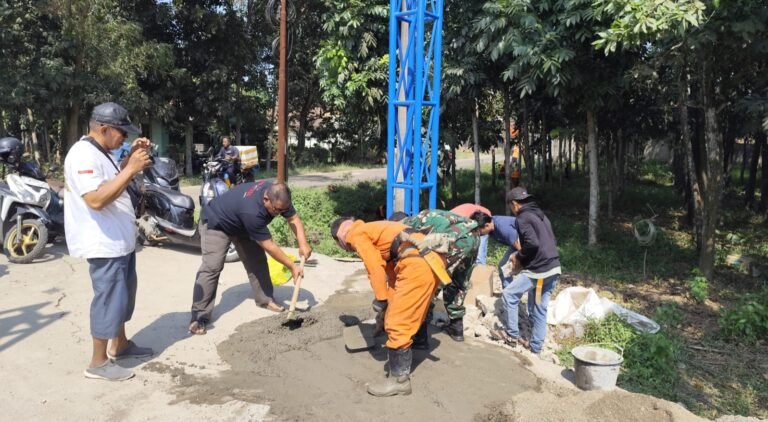 Bentuk Sinergitas, Babinsa AD Desa Padaasih Bantu Pembangunan Gapura Makam