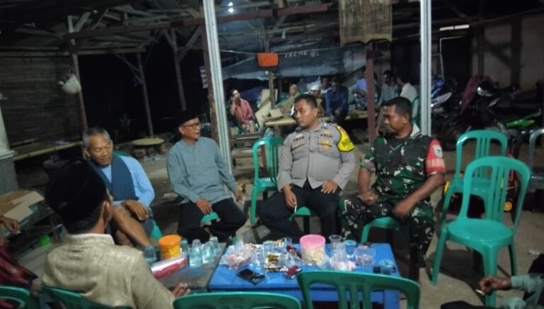 Sinergitas TNI Polri, dengan Masyarakat, Babinsa dan Bhabinkamtibmas  Desa Cidadap Gelar Komsos dengan Tokoh Masyarakat