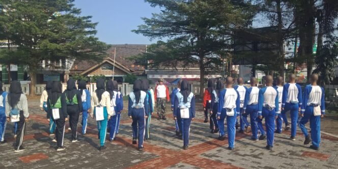 
					Jelang HUT ke 80 RI, Babinsa Koramil 0503/Kalijati Latih Calon Paskibra di Kecamatan Kalijati
