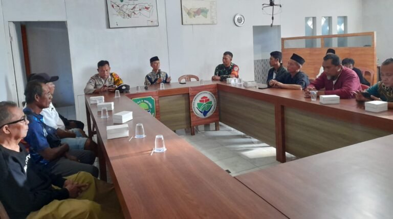 Sinergitas TNI Polri Monitoring Persiapan Lomba Agustusan di Tanjungsiang Subang