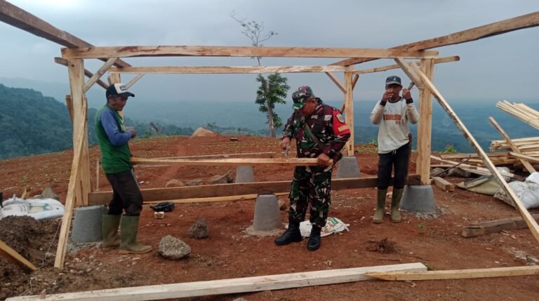 Bentuk Simergitas TNI dengan Masyarakat Babinsa Koramil 0512/Cijambe Gelar Kerja Bakti Bangun Saung Ketahanan Pangan