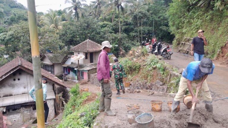Bentuk Sinergitas TNI dengan Rakyat, Babinsa AD Desa Mayang Tanjungsiang, Gelar Karya Bakti pembuatan Tembok Penahan Tanah