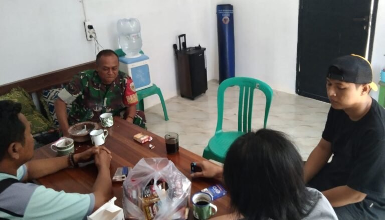 Bahas Terkait Keamanan di Lingkungan, Babinsa Koramil 0506/Ciasem Gelar Komsos dengan Aparat Desa Rawamekar