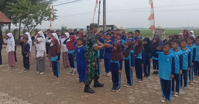Sinergitas TNI dengan Dunia Pendidikan, Babinsa Koramil 0510/Binong Berikan Pelatihan Baris Berbaris untuk Siswa SDN Lembangsari