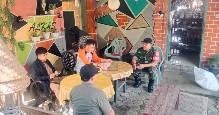 Bahas Keamanan Lingkungan, Babinsa Koramil 0505/Tanjungsiang Gelar Komsos