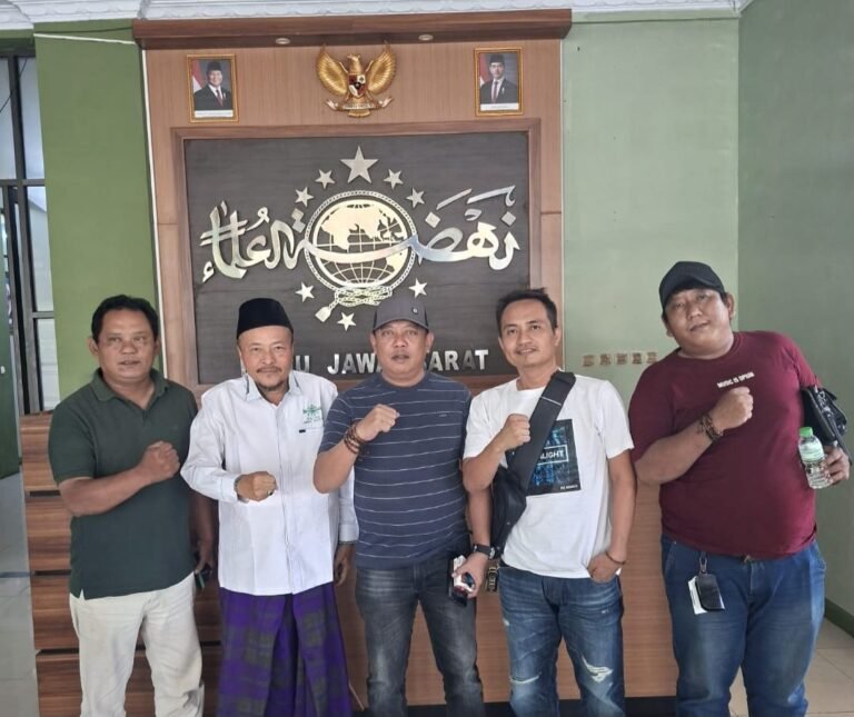 Tokoh Masyarakat Karawang, Kang Dedi Iskandar, Kunjungi PWNU Jawa Barat