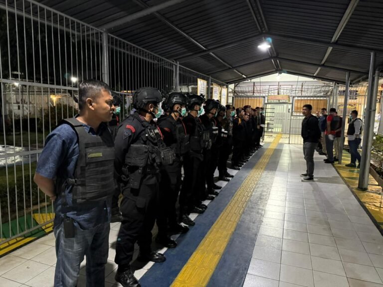 Operasi Malam di Lapas Karawang, 31 HP Disita Tanpa Temuan Narkoba