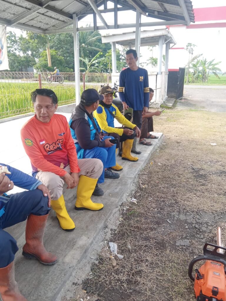 Aksi Asih Salira: Rescue Karang Taruna dan Instansi Bersatu Bersihkan Sungai Skunder di Dusun Banteng Ompong