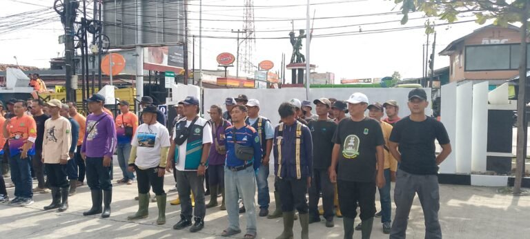 Peringati Hari Lingkungan Hidup Nasional, Rescue Karang Taruna Karawang Bersihkan Sungai Cilamaran