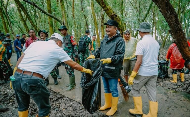 Hujan Tak Halangi Aksi ASRI, Bupati Aep Turun Langsung Bersihkan Mangrove Tangkolak