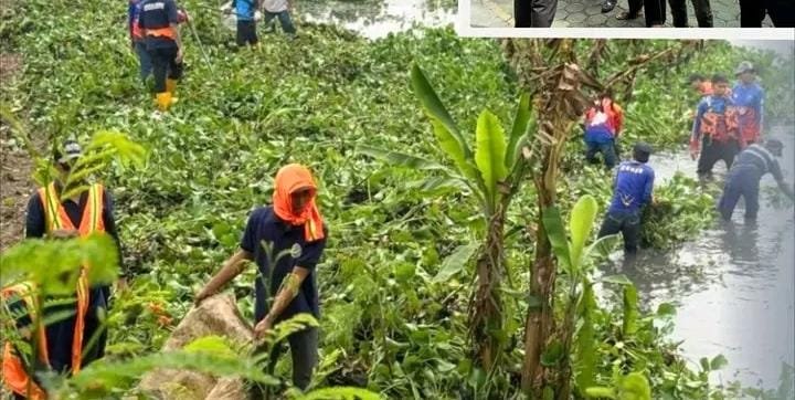 Program Asimilasi Berbuah Aksi Nyata, 9 Warga Binaan Lapas Karawang Ikut Bersih-Bersih Saluran Air