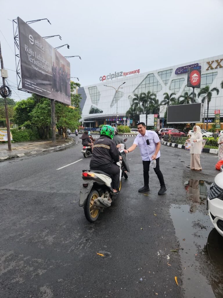 Rai Medical Team Karawang Berbagi Takjil di Bundaran Ciplaz, Tutup Kegiatan dengan Buka Puasa Bersama