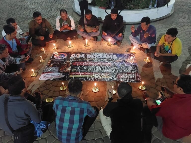 IWOI Karawang Nyalakan Lilin, Doakan 8 Korban Hilang Saat Liputan Anak Krakatau